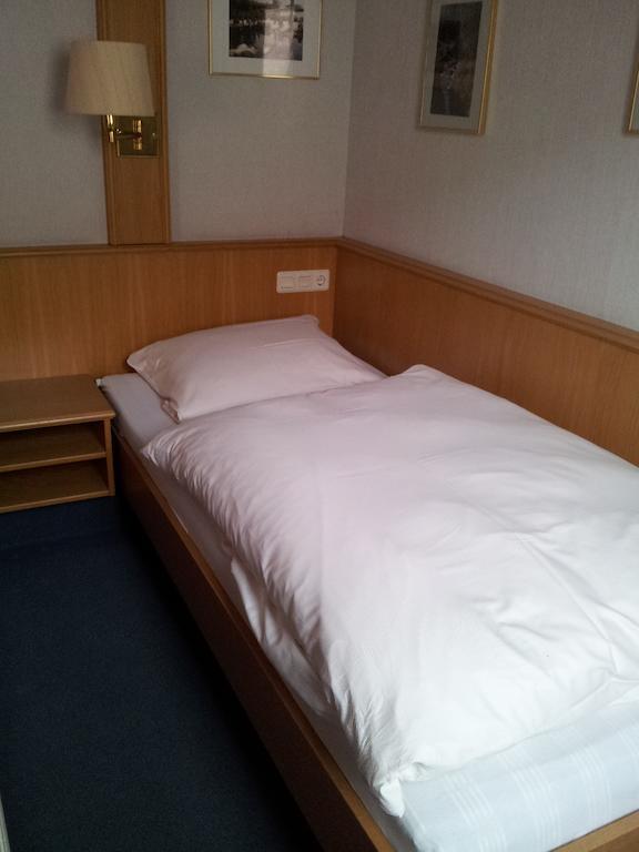 Zur Frischen Quelle Hotell Oberasbach Rum bild